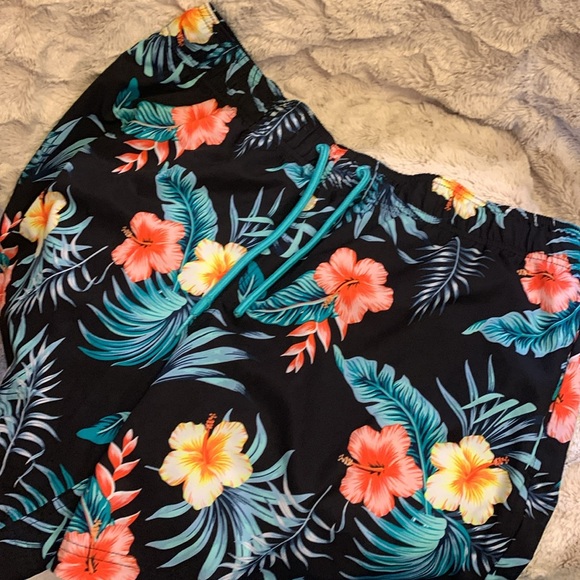 Gently worn Mens Swim Trunks Large (36-38) - Picture 2 of 4